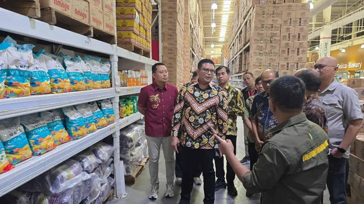 Tim Bapanas dan Satgas Pangan Polda Banten saat melakukan sidak di toko retail Lotte Mart. (Sumber: Dok. Ditreskrimsus Polda Banten)