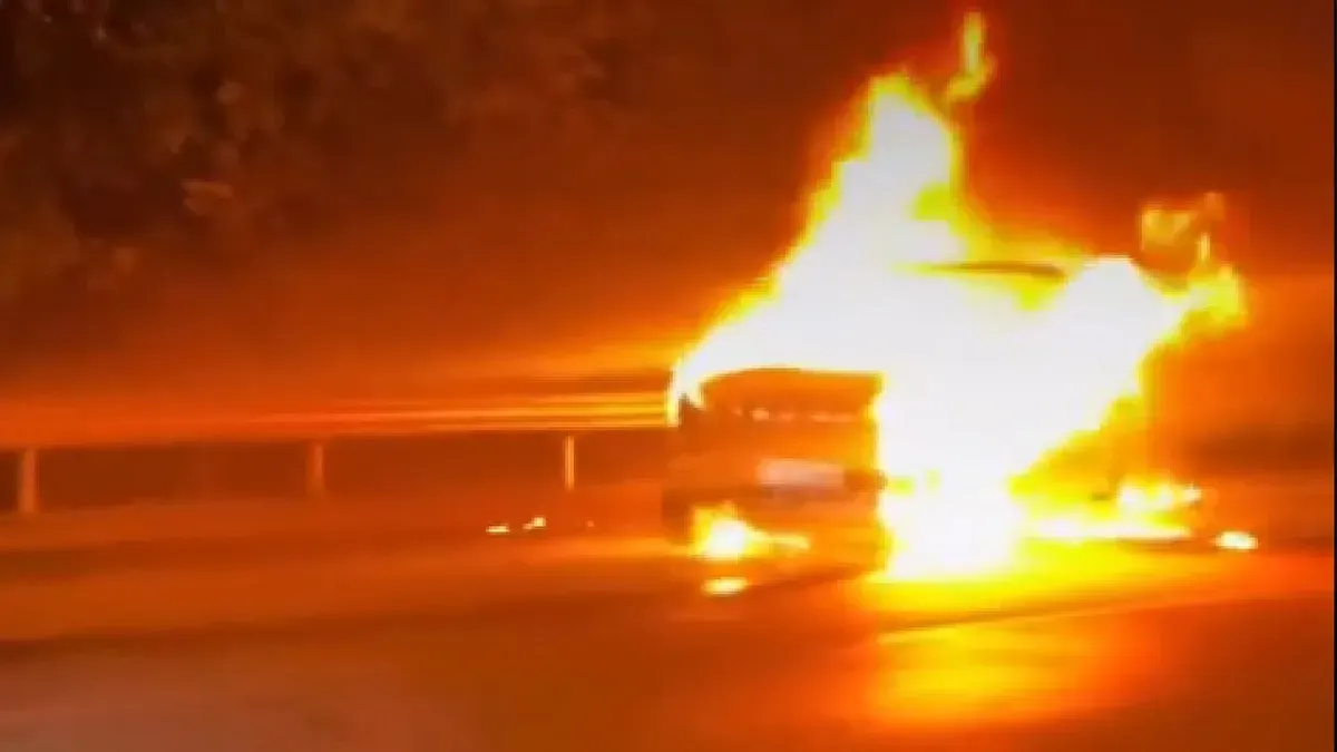 Jetour T2 terbakar di Tol Jagorawi. (Sumber: Istimewa)