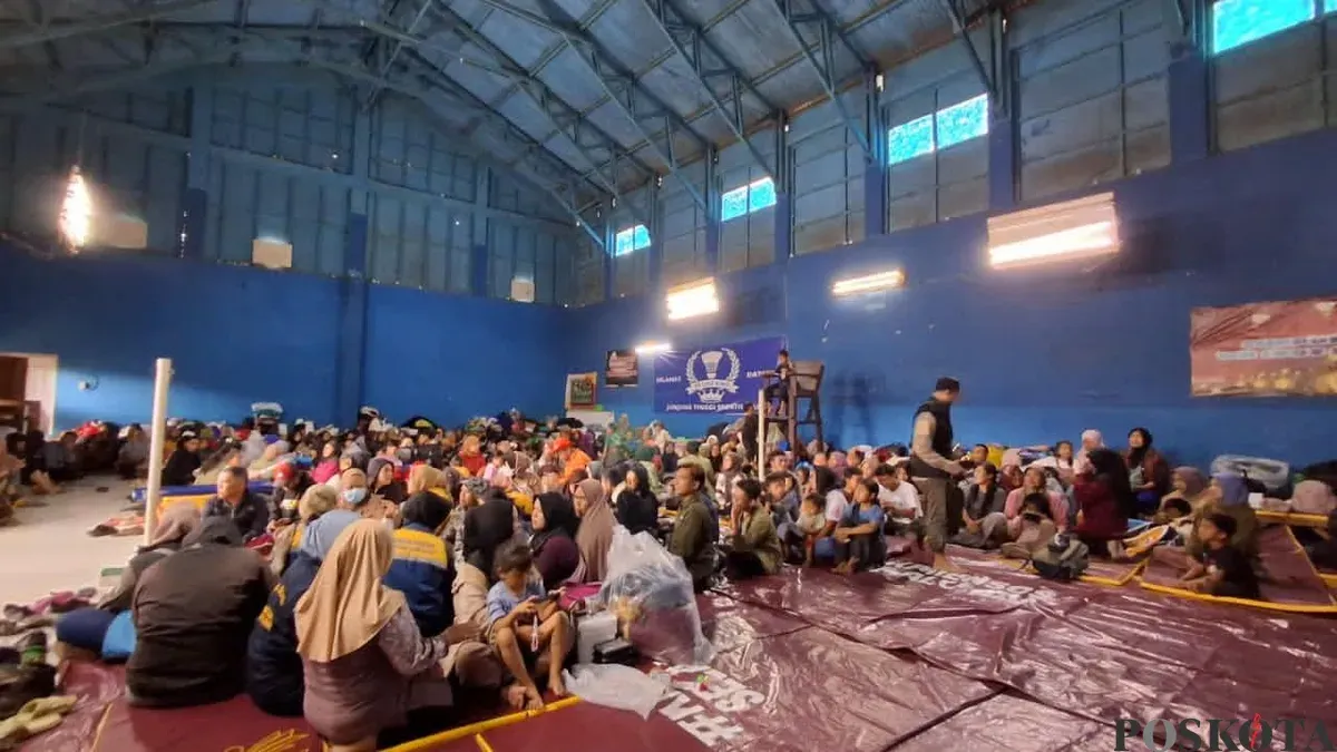 Sebagian pengungsi yang masih bertahan di Gor Desa Pasirlangu. (Sumber: Poskota/Gatot Poedji Utomo)