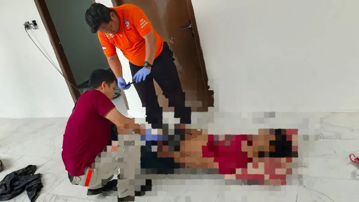 Petugas Inafis Polres Metro Depok melakukan pemeriksaan terhadap jasad korban yang meninggal akibat gantung diri. (Sumber: Dok. Polsek Cinere)