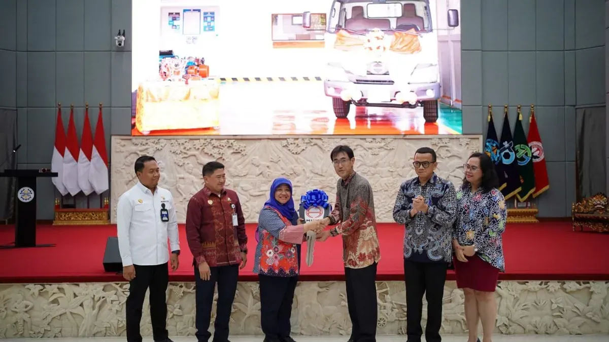 Hino Motors Manufacturing Indonesia menyalurkan program CSR ke Poltrada Bali. (Sumber: Dok. Hino)