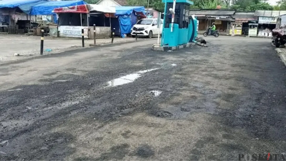 Akses menuju pasar sampai di Lebak yang bakal di pasang gate parkir. (Sumber: Poskota/Samsul Fatoni)