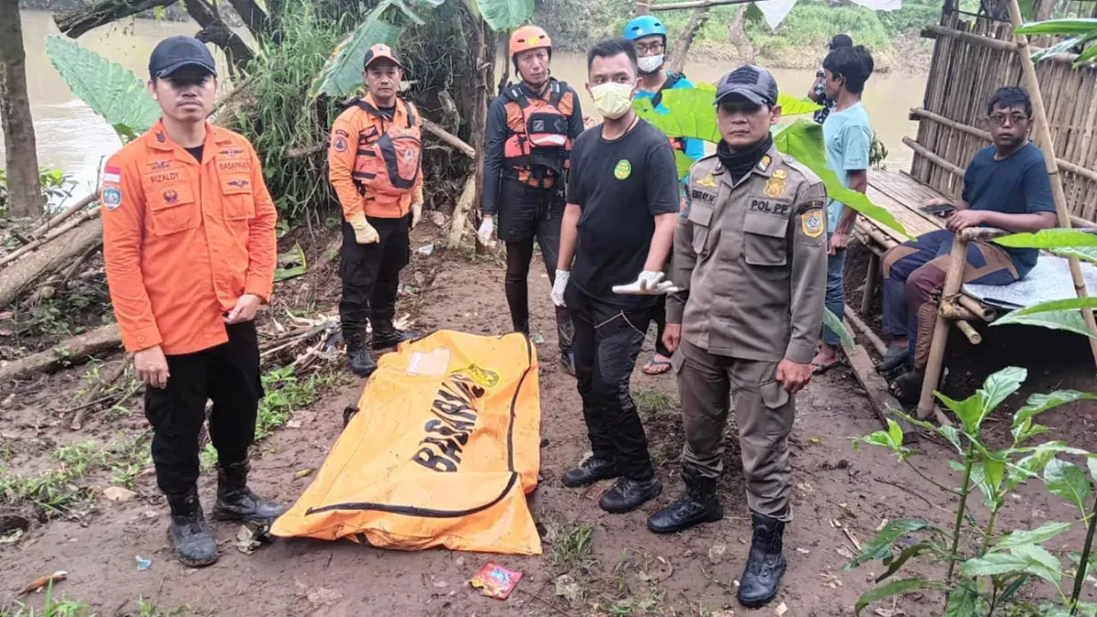 Petugas mengevakuasi korban yang hanyut usai tak sengaja tercebur di Jembatan Leuwiranji, Kecamatan Gunung Sindur, Kabupaten Bogor. (Sumber: Istimewa)