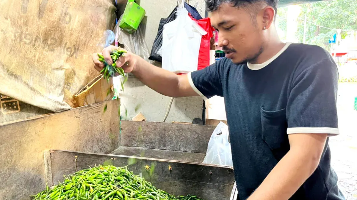 Potret Akbar pedagang cabai di Pasar Senen, Jakarta Pusat, Rabu, 4 Februari 2026. (Sumber: Poskota/M. Tegar Jihad)