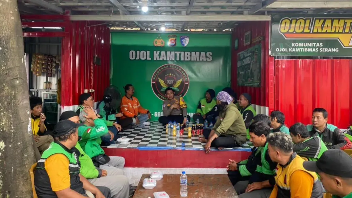 Potret edukasi kepada ojol terkait kecelakaan lalu lintas. (Sumber: Polres Serang)