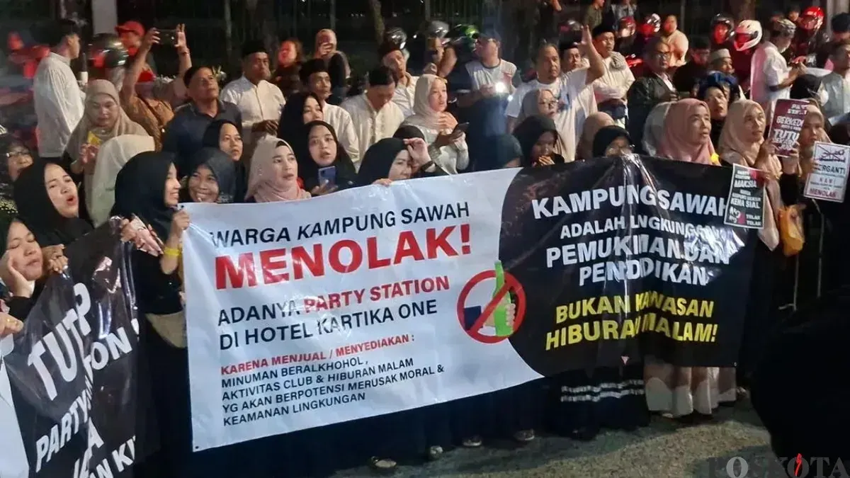 Ratusan massa turun ke Jalan Lenteng Agung menuntut penutupan Kartika One Hotel diduga menjual miras. (Sumber: Poskota/Angga Pahlevi)