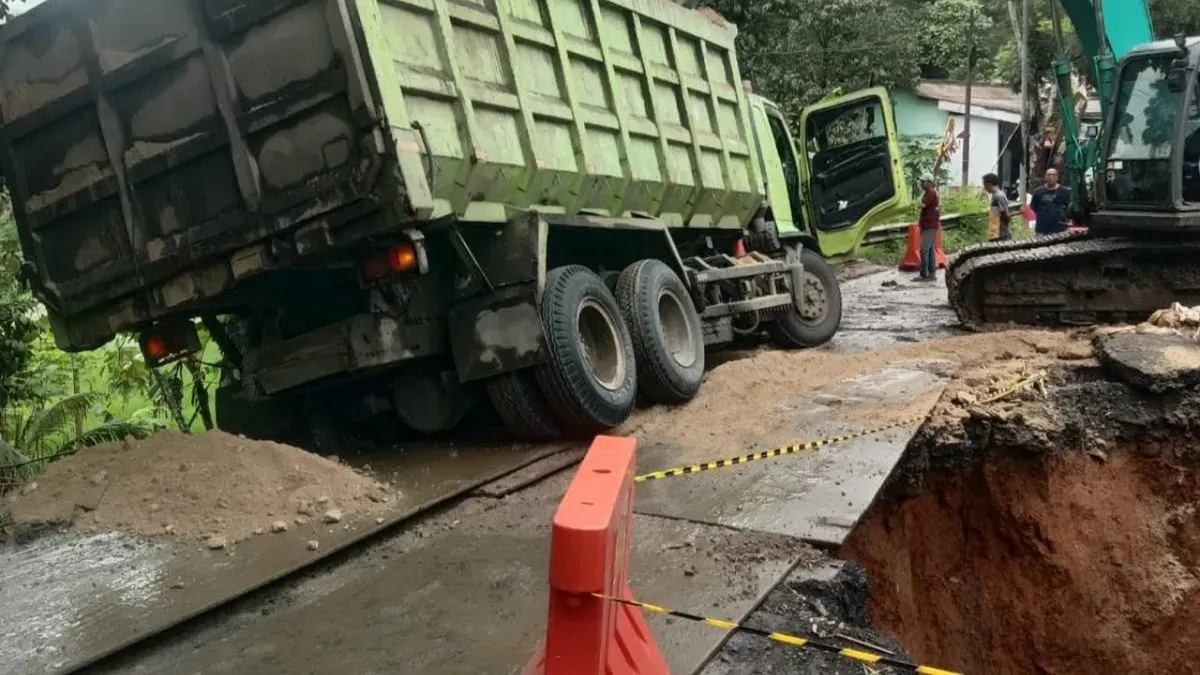 Mobil truk pengangkut pasir terguling di lokasi pembangunan jembatan di jalur nasional Labuan-Pandeglang. (Sumber: Istimewa)
