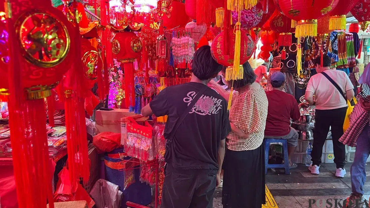 Pengunjung sedang melihat pernak-pernik Imlek di Petak Sembilan, Glodok, Taman Sari, Jakarta Barat, Rabu, 4 Februari 2026. (Sumber: Poskota/Pandi Ramedhan)