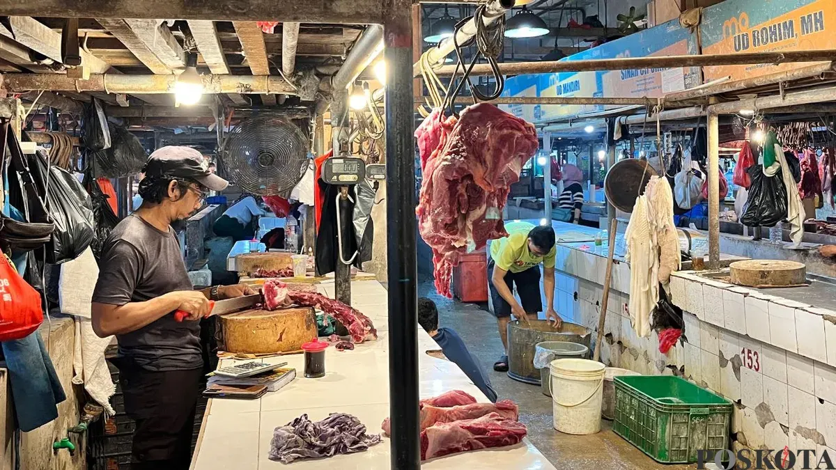 Pedagang daging sapi di Pasar Senen, Jakarta Pusat, Rabu, 4 Februari 2026. (Sumber: Poskota/M Tegar Jihad)