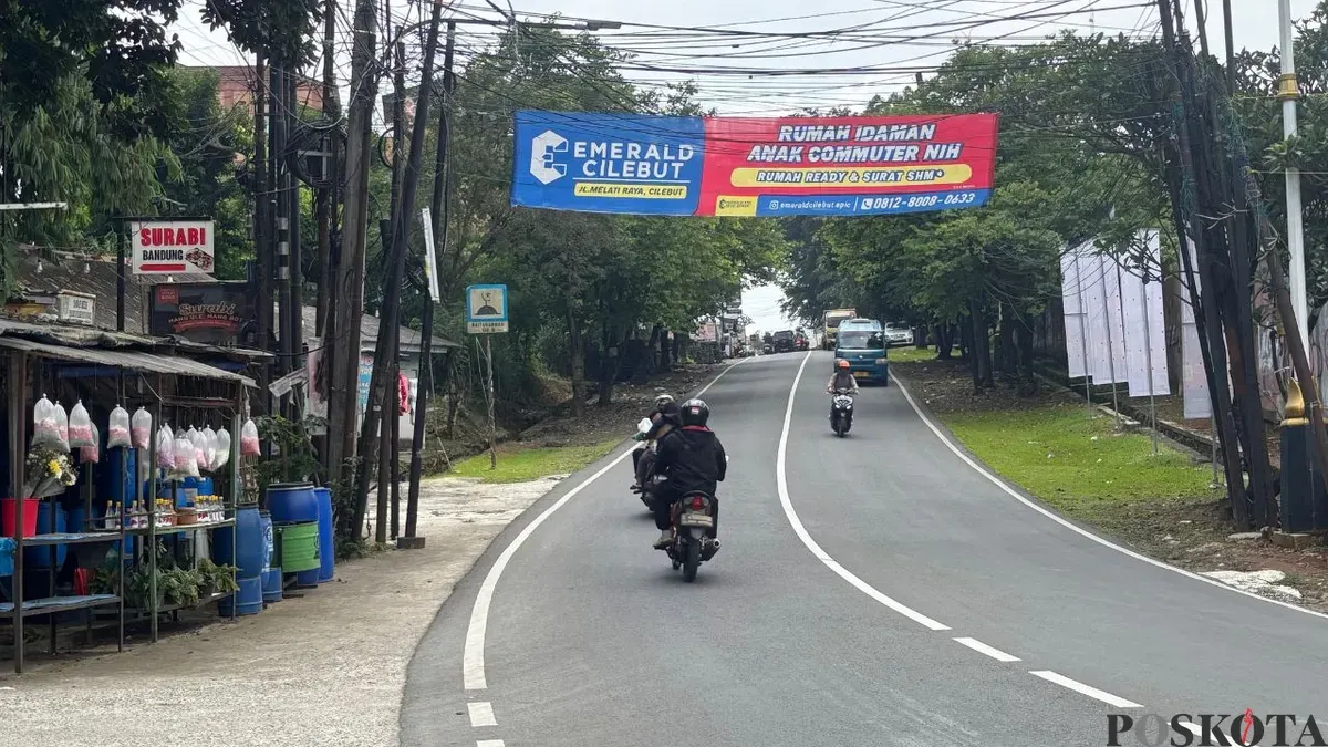 Spanduk iklan terpasang di sejumlah jalan protokol kawasan perkotaan Cibinong, Kabupaten Bogor, Selasa, 3 Februari 2026. (Sumber: Poskota/Giffar Rivana)