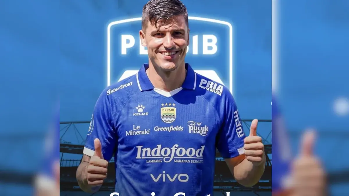 Potret Sergio Castel menggunakan jersey Persib Bandung. (Sumber: Instagram/@gosball)