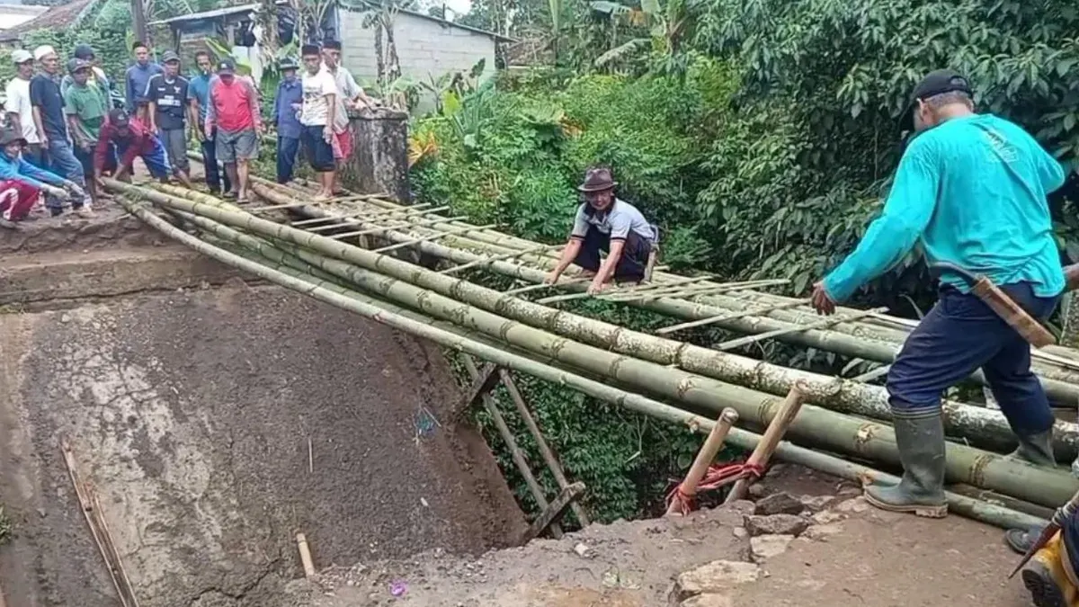 Pembangunan jembatan sementara di Desa Sinarjaya, Kecamatan Mandalawangi, Kabupaten Pandeglang.l (Sumber: Dok. Warga)
