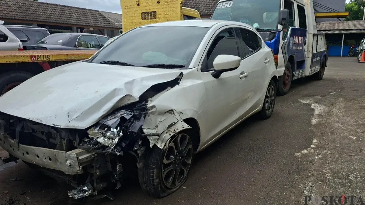 Unit mobil yang terlibat kecelakaan di Citayam, Depok. (Sumber: Poskota/ Angga Pahlevi)