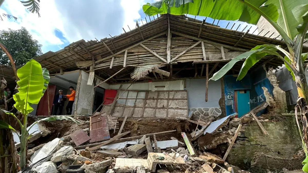 Rumah warga di Kampung Cijulang, Desa Sukakarya, Megamendung, Kabupaten Bogor rusak berat diterjang longsor. (Sumber: Dok. BPBD Kabupaten Bogor)
