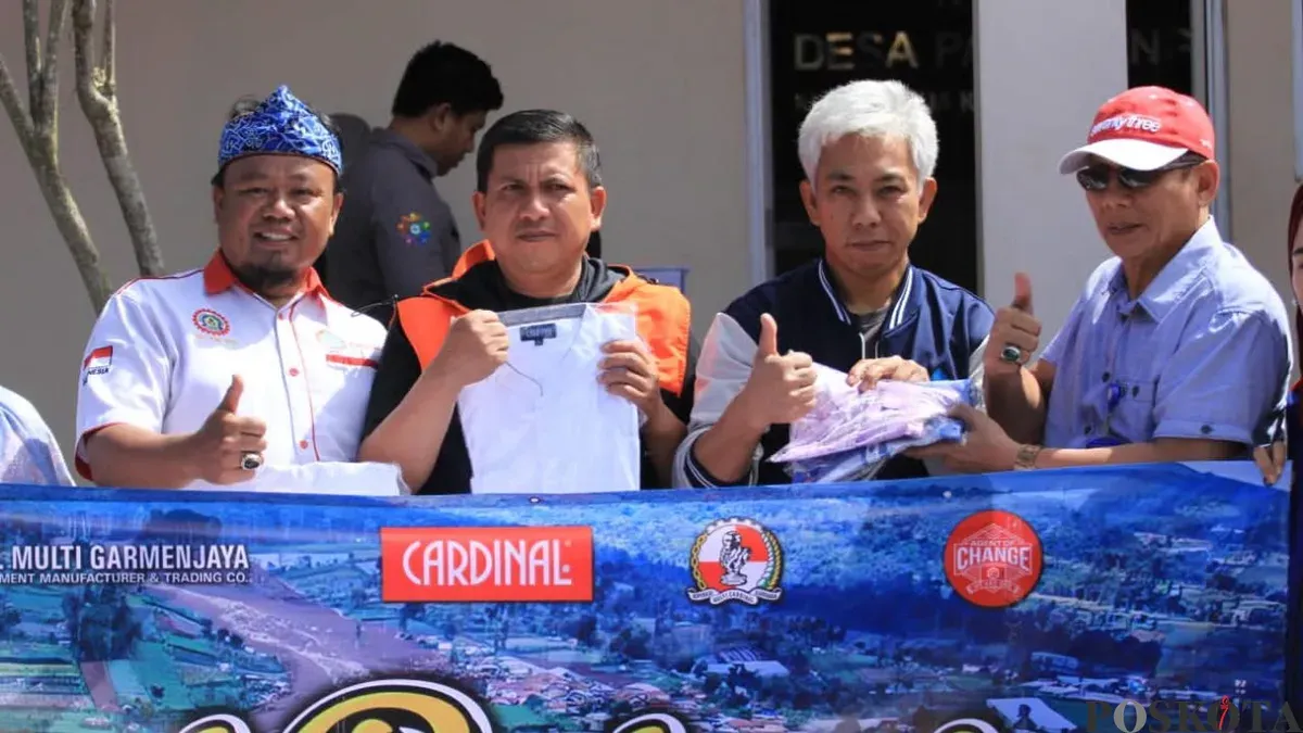 PT Multi Garmenjaya (Cardinal), meluapkan rasa empatinya dengan berbagi bahan sandang dari mulai kemeja hingga baju koko bagi warga yang memerlukan. (Sumber: Poskota/Gatot Poedji Utomo)