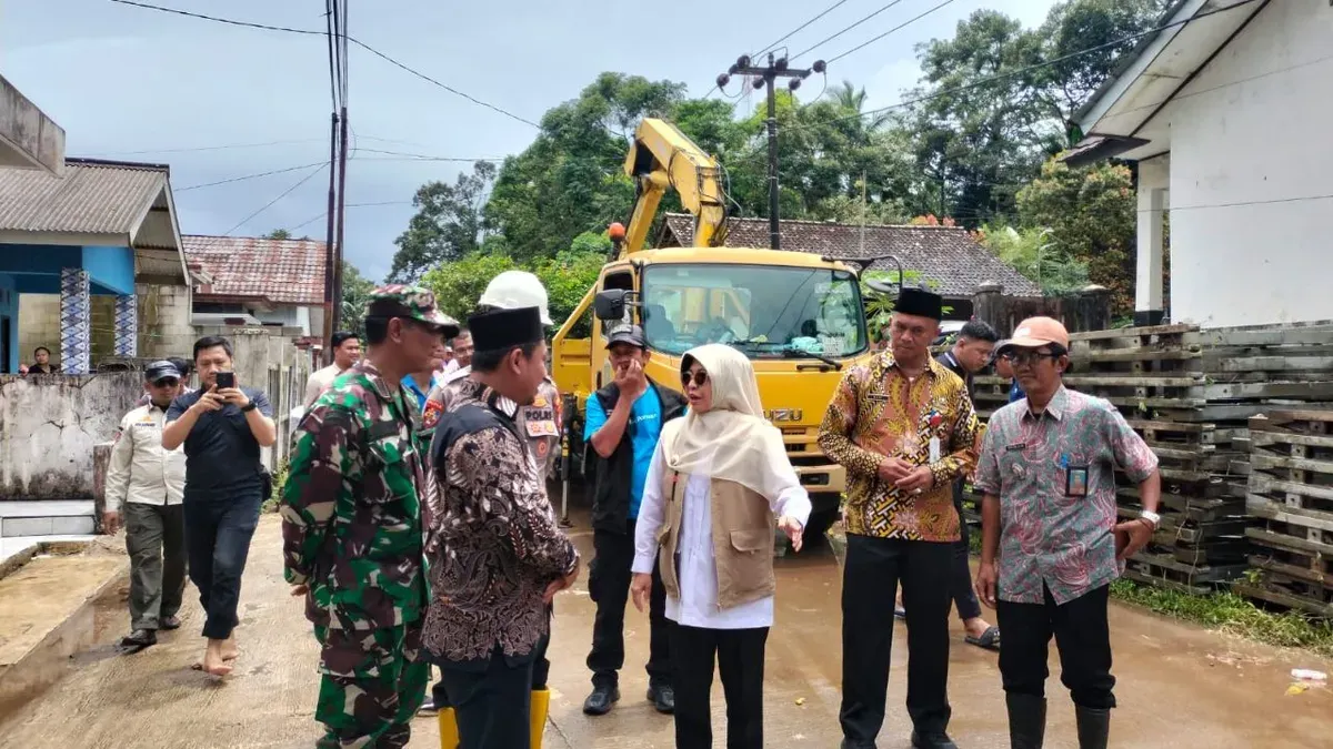Bupati Pandeglang dan jajarannya saat meninjau jembatan ambruk. (Sumber: Dok. Tim Setda Pandeglang)