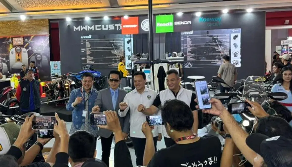 PT Benelli Motor Indonesia memperkenalkan Morbidelli T502X dan Benda LFC 700 Pro di IIMS 2026. (Sumber: Poskota/Aldi Harlanda Irawan)