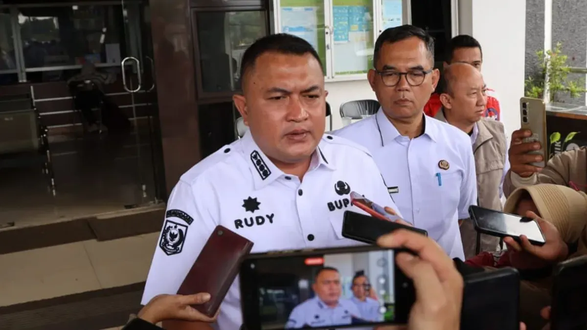 Bupati Bogor, Rudy Susmanto mengizinkan pemasangan atribut parpol. (Sumber: Dok. Pemkab Bogor)
