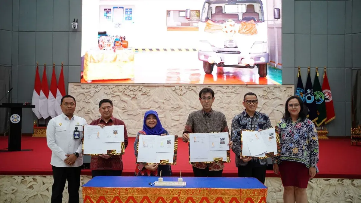 Hino menyerahkan satu unit kendaraan Hino 300 dan komponen utama Mesin 5C kepada Poltrada Bali. (Sumber: Dok. Hino)