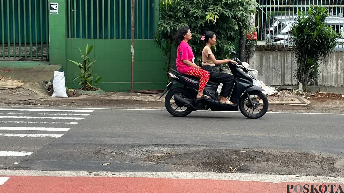Penampakan jalan berlubang di ruas Jalan Panjang mengarah ke Green Garden, Kebon Jeruk, Jakarta Barat, Jumat, 6 Februari 2026. (Sumber: Poskota/Pandi Ramedhan)