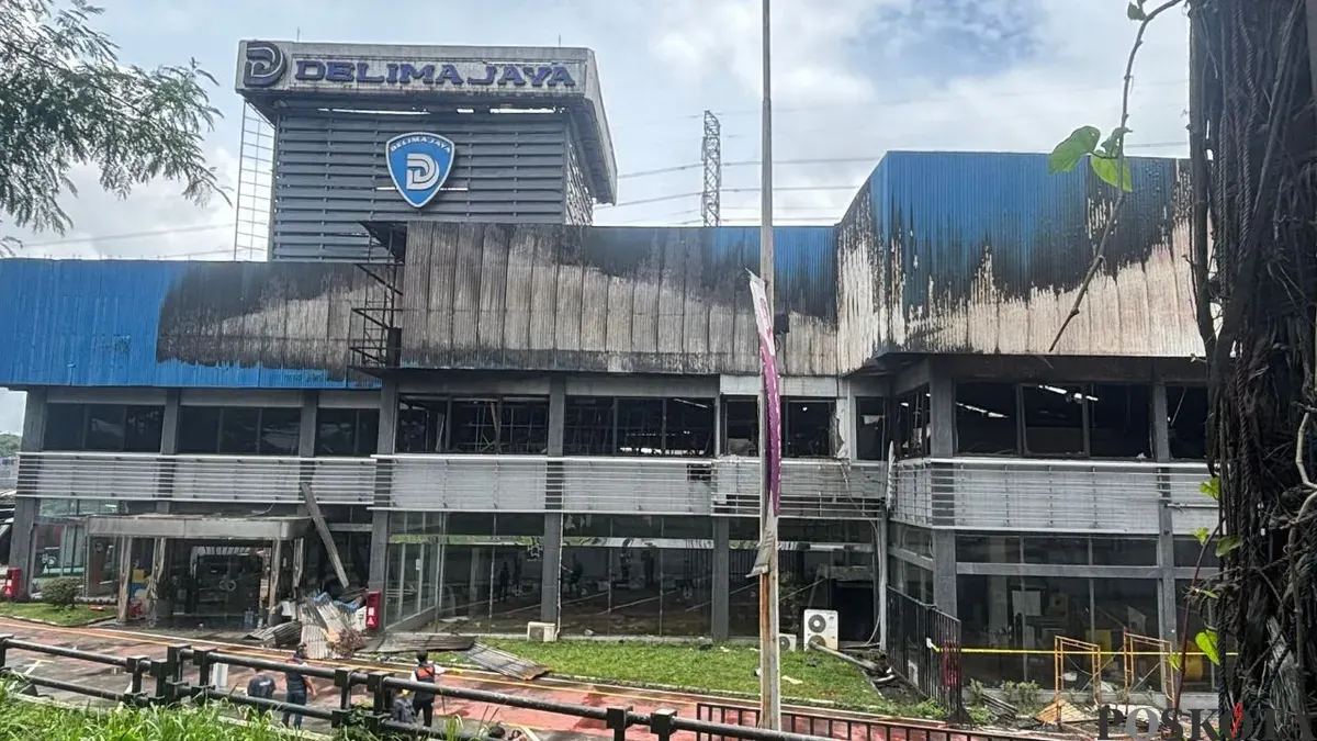 Tampak gedung perkantoran pabrik karoseri Delima Jaya di Jalan KH Soleh Iskandar, Kecamatan Bogor Utara, Kota Bogor, terbakar, Jumat, 6 Februari 2026. (Sumber: Poskota/Giffar Rivana)
