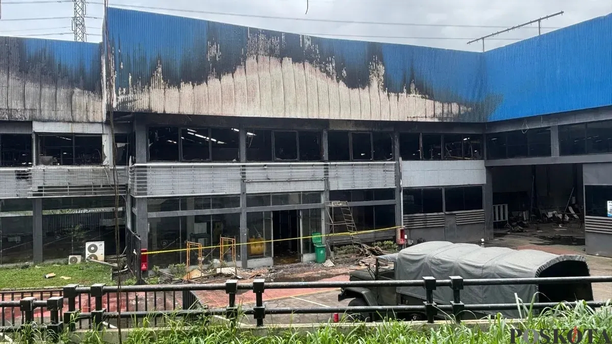 Pabrik perakitan kendaraan di Jalan KH Soleh Iskandar, Kecamatan Bogor Utara, Kota Bogor, terbakar, Jumat, 6 Februari 2026. (Sumber: Poskota/Giffar Rivana)