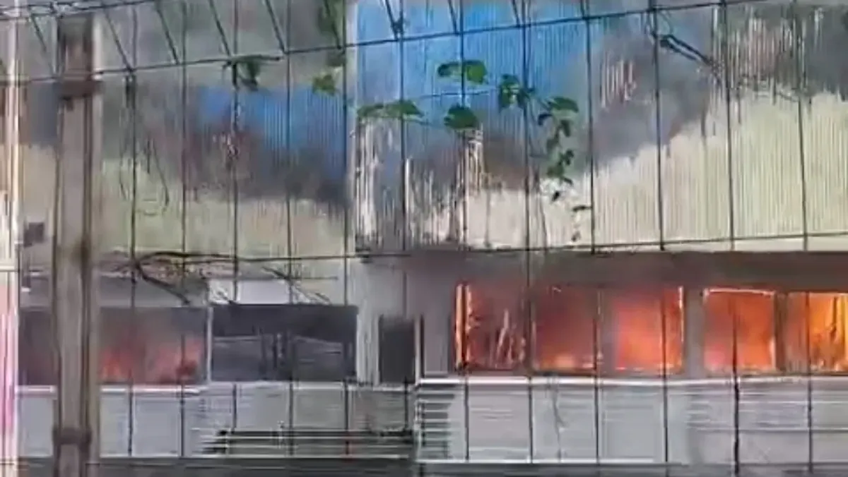 Pabrik Karoseri Delima Jaya di Bogor terbakar pada pagi hari ini, Jumat, 6 Februari 2026. (Sumber: Istimewa)