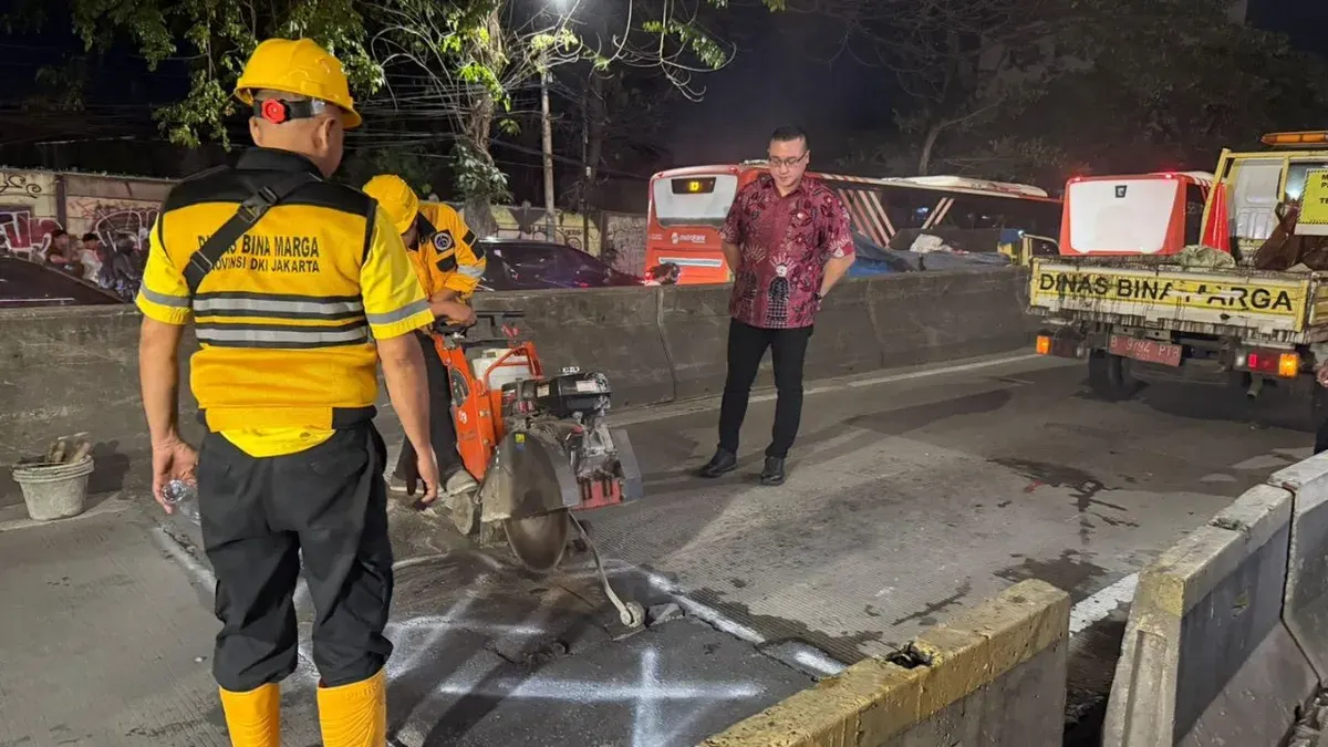 Anggota DPRD DKI Jakarta, Hardiyanto Kenneth sidak jalan rusak di jalan layang Pesing, Grogol Petamburan, Jakarta Barat, Kamis, 5 Februari 2026 malam. (Sumber: Istimewa)