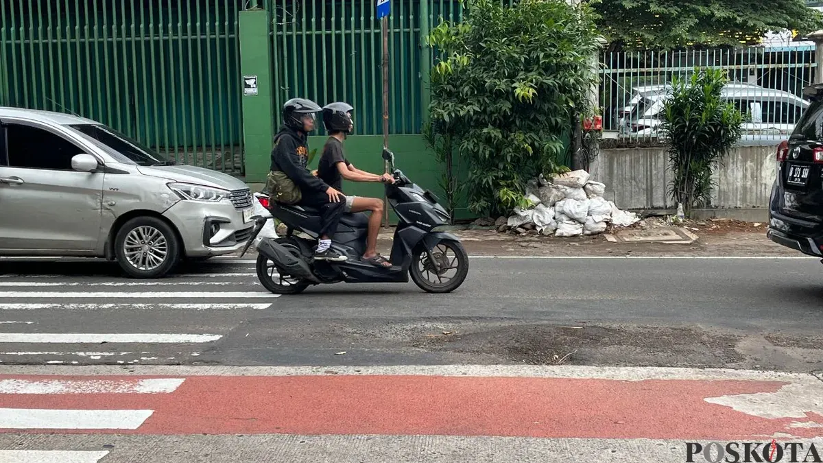 Penampakan jalan berlubang di Jalan Panjang, Kebon Jeruk, Jakarta Barat, Jumat, 6 Februari 2026. (Sumber: Poskota/Pandi Ramedhan)