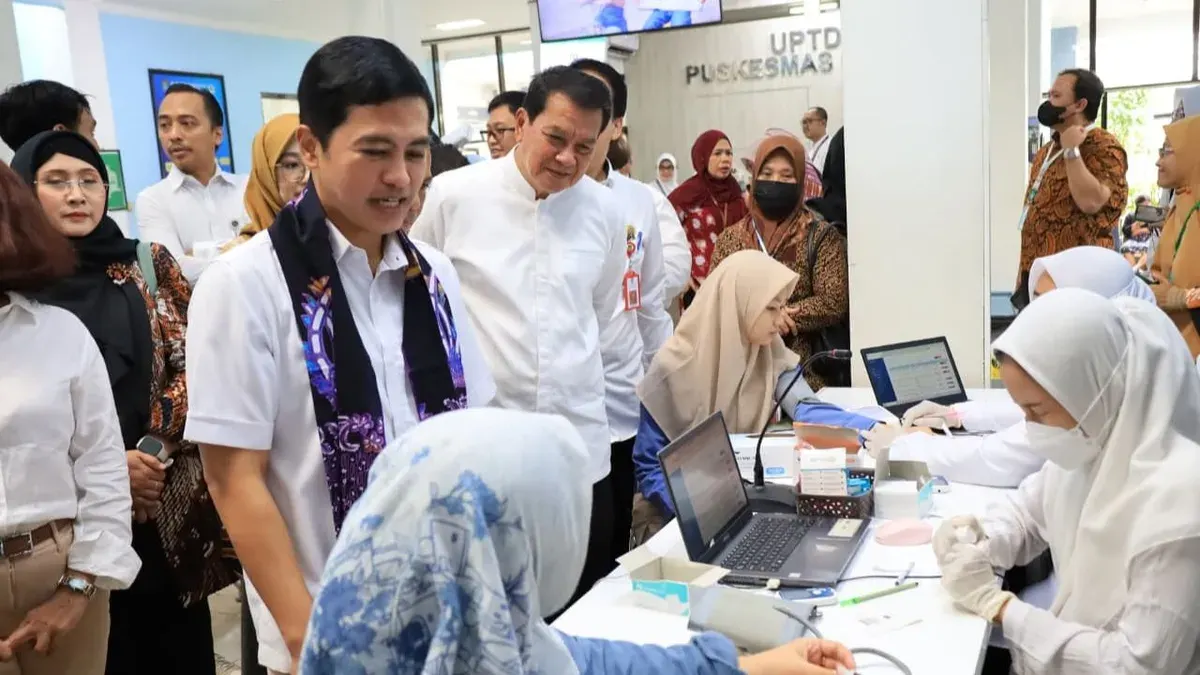 Wamenkes RI, Dante Saksono Harbuwono saat melakukan kunjungan di Puskesmas Cikupa dan Labkesda Kabupaten Tangerang. (Sumber: Dok. Pemkab Tangerang)