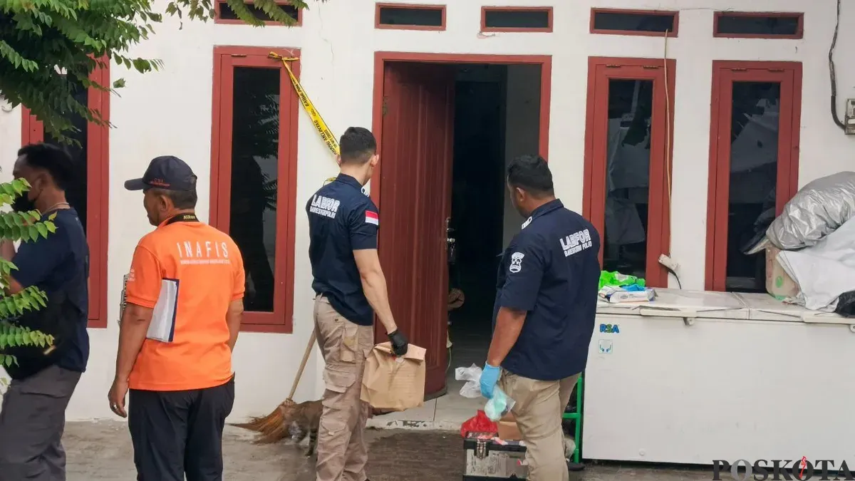 Tim Labfor Polri melakukan penyisiran rumah kontrakan tempat penemuan satu keluarga dalam kondisi tidak bernyawa di Warakas, Tanjung Priok, Jakarta Utara, Jumat, 2 Desember 2025. (Sumber: Poskota/Ali Mansur)