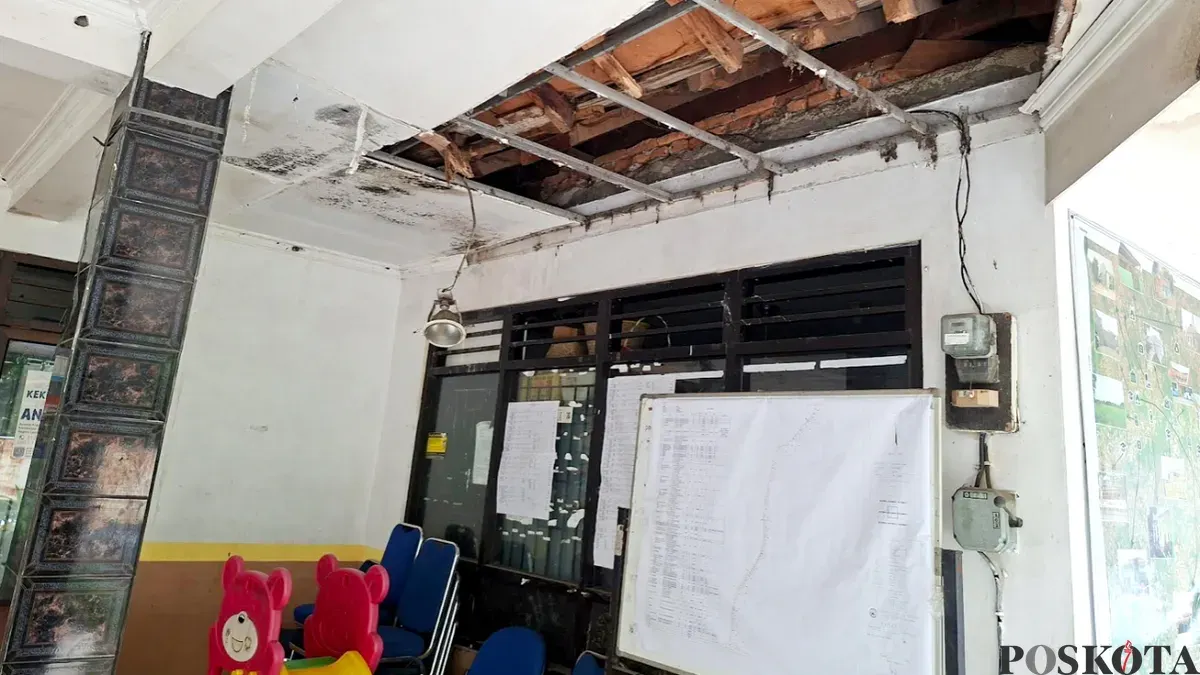 Kondisi bangunan Kantor Kelurahan Sawangan Baru yang sudah reot dan atap-atap bangunan pada ambruk. (Sumber: Poskota/Angga Pahlevi)