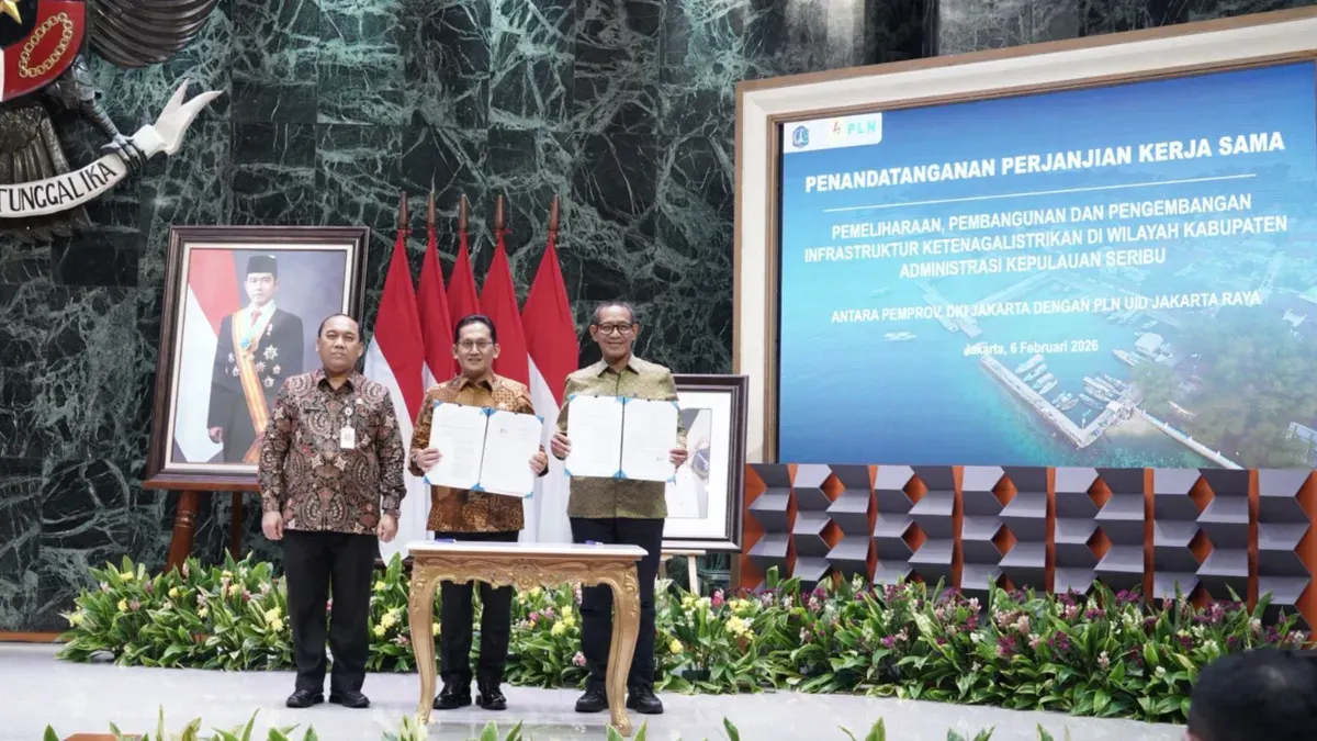 (Dari kiri) Sekretaris Daerah Provinsi DKI Jakarta Uus Kuswanto, Kepala Dinas Tenaga Kerja, Transmigrasi dan Energi Provinsi DKI Jakarta Syaripudin, dan General Manager PLN UID Jakarta Raya Moch. Andy Adchaminoerdin. (Sumber: PLN UID Jakarta Raya)
