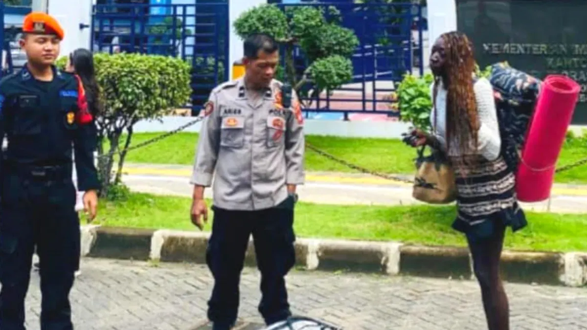 WN Prancis terlantar delapan hari di Stasiun Gambir dibawa ke Kantor Imigrasi Jakarta Pusat. (Sumber: Istimewa)