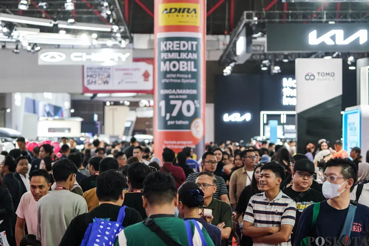 Pengunjung melihat kendaraan yang dipamerkan pada Indonesia International Motor Show (IIMS) 2026 di JIExpo, Kemayoran, Jakarta, Minggu, 8 Februari 2026. (Sumber: Poskota/Bilal Nugraha Ginanjar)