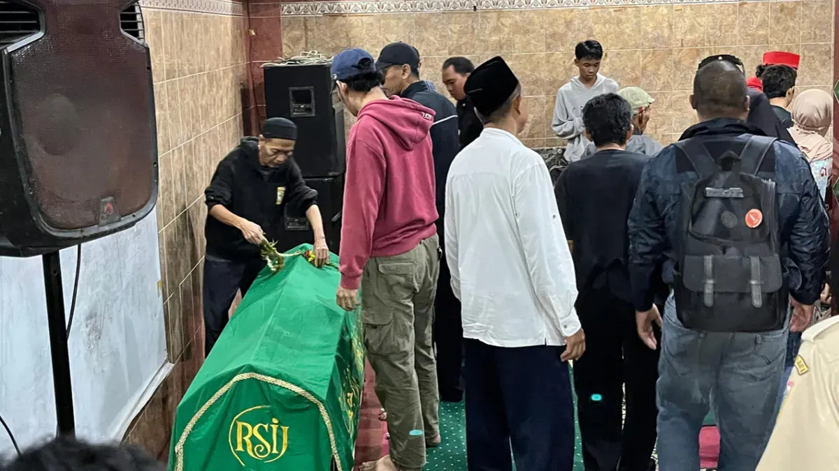 Korban kecelakaan tunggal akibat jalan berlubang saat hendak disaltkan di kediamannya, Manggarai Utara, Jakarta Selatan. (Sumber: Poskota/M. Tegar Jihad)