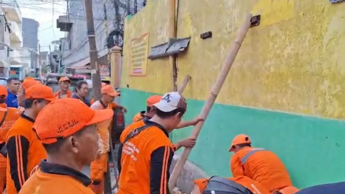Kondisi tembok SDN 03 Kelurahan Jelambar, Kecamatan Grogol Petamburan, Jakarta Barat, dibenahi petugas, Selasa, 10 Februari 2026. (Sumber: Dok. Istimewa)