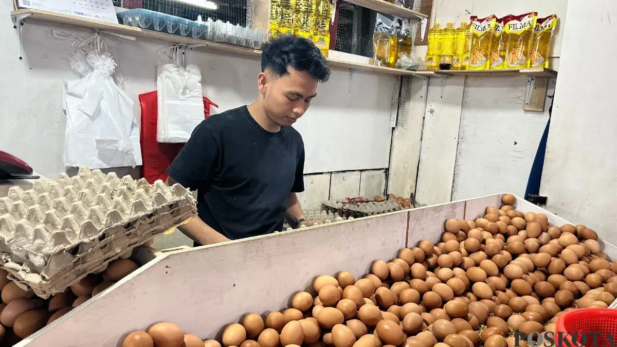 Seorang pedagang telur ayam di Pasar Tomang Barat, Grogol Petamburan, Jakarta Barat, Rabu, 11 Februari 2026. (Sumber: Poskota/Pandi Ramedhan)