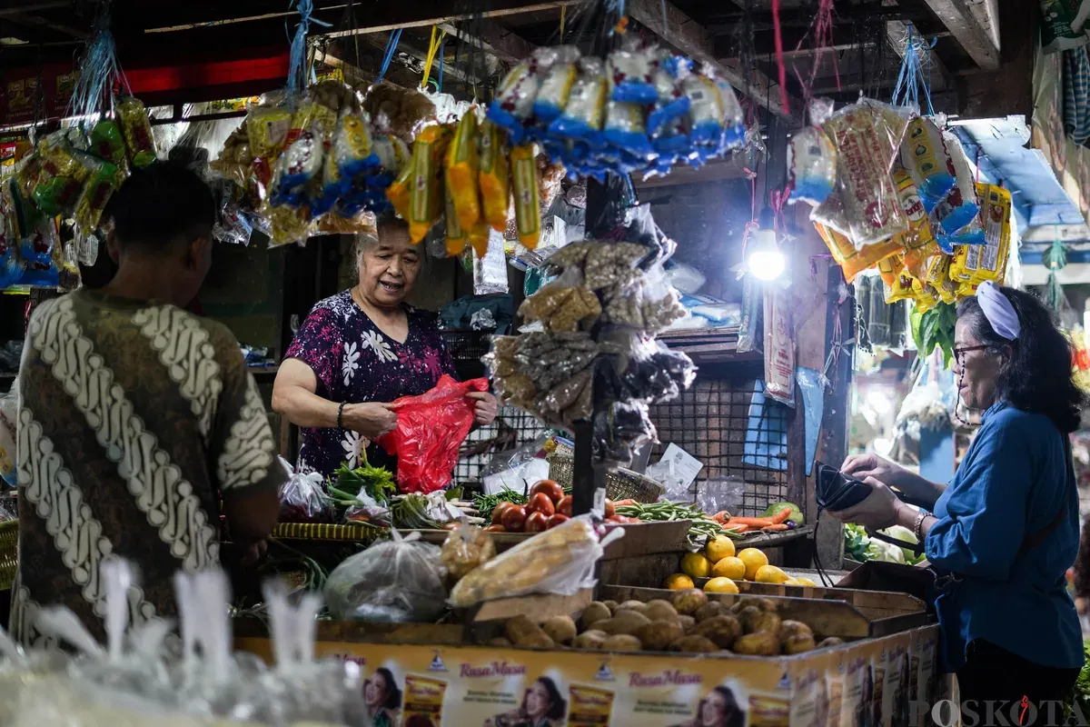 Pedagang menata sayuran dagangannya di Pasar Tebet Barat, Jakarta, Senin, 9 Februari 2026. (Sumber: Poskota/Bilal Nugraha Ginanjar)