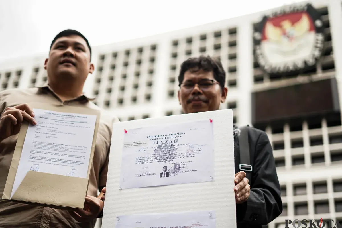 Pengamat Kebijakan Publik Bonatua Silalahi menunjukan salinan asli ijazah Presiden ke-7 Joko Widodo di depan kantor KPU RI, Jakarta, Senin, 9 Februari 2026. (Sumber: Poskota/Bilal Nugraha Ginanjar)