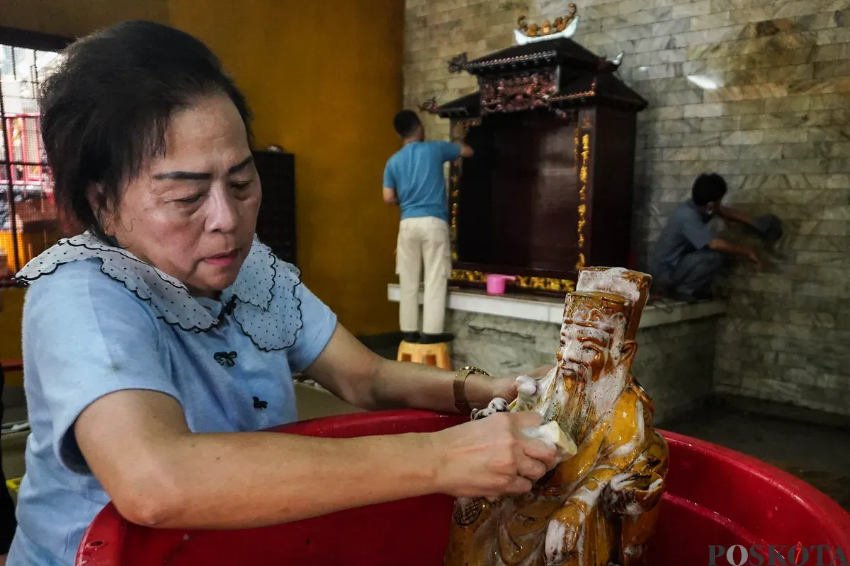Warga keturunan Tionghoa mencuci patung dewa atau rupang di Wihara Amurva Bhumi, Jakarta, Selasa, 10 Februari 2026. (Sumber: Poskota/Bilal Nugraha Ginanjar)