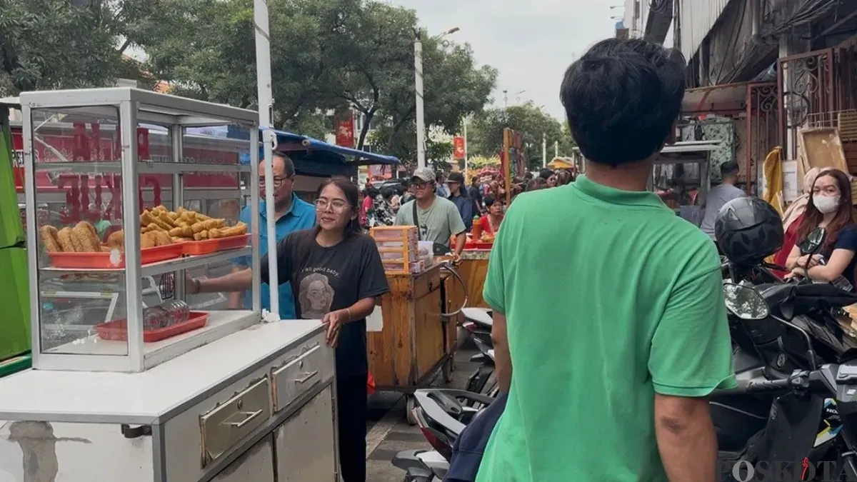 PKL yang berjualan di trotoar kawasan Pecinan Glodok, Taman Sari, Jakarta Barat kocar kacir saat didatangi petugas, Rabu, 11 Februari 2026. (Sumber: Poskota/Pandi Ramedhan)