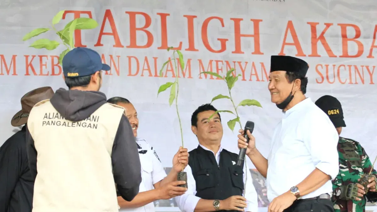 Kegiatan penanaman 1000 pohon Aliansi Petani Pangalengan. (Sumber: Poskota/Gatot Poedji Utomo)