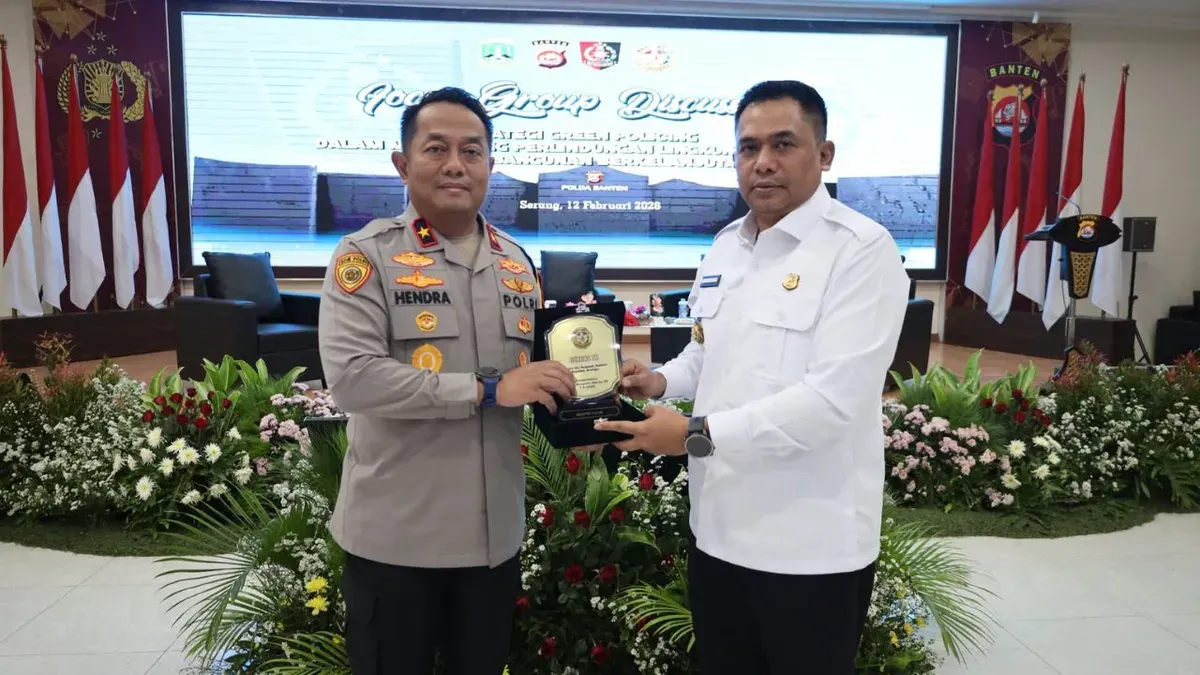 Wakapolda Banten, Brigjen Pol Hendra menyerahkan kenang-kenangan kepada Dirreskrimsus Kombes Yudhis Wibisana dalam FGD. (Sumber: Dok. Bidhumas Polda Banten)