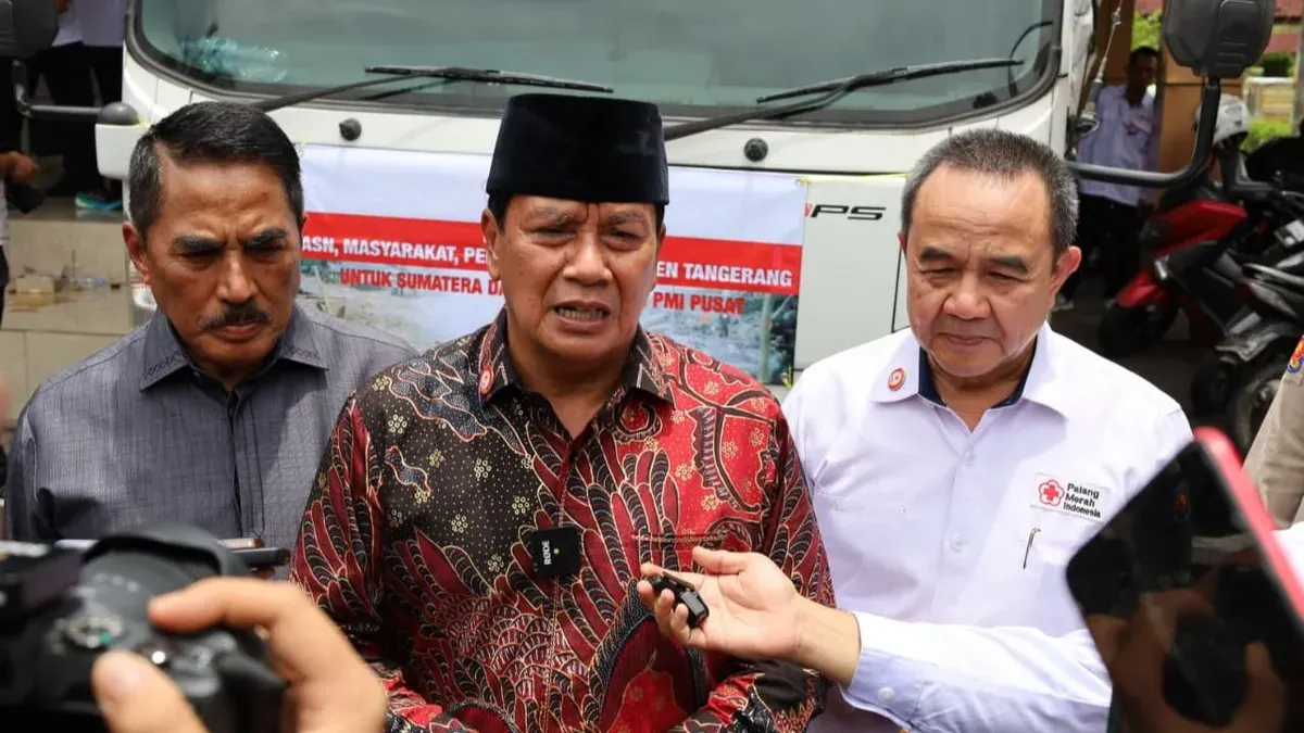 Bupati Tangerang, Maesyal Rasyid saat memberikan simbolis penyaluran bantuan korban bencana Aceh dan Sumatera. (Sumber: Istimewa)
