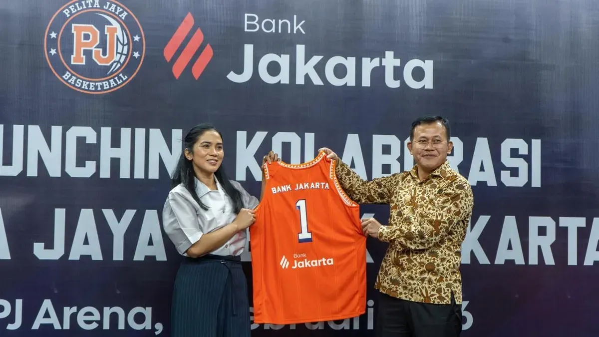 Direktur Kepatuhan Bank Jakarta, Ateng Rivai, secara simbolis menerima jersey Pelita Jaya dari Commisioner Pelita Jaya, Aninditha Anestya Bakrie, saat perjanjian kolaborasi di Jakarta, Kamis, 12 Februari 2026. (Sumber: Istimewa)