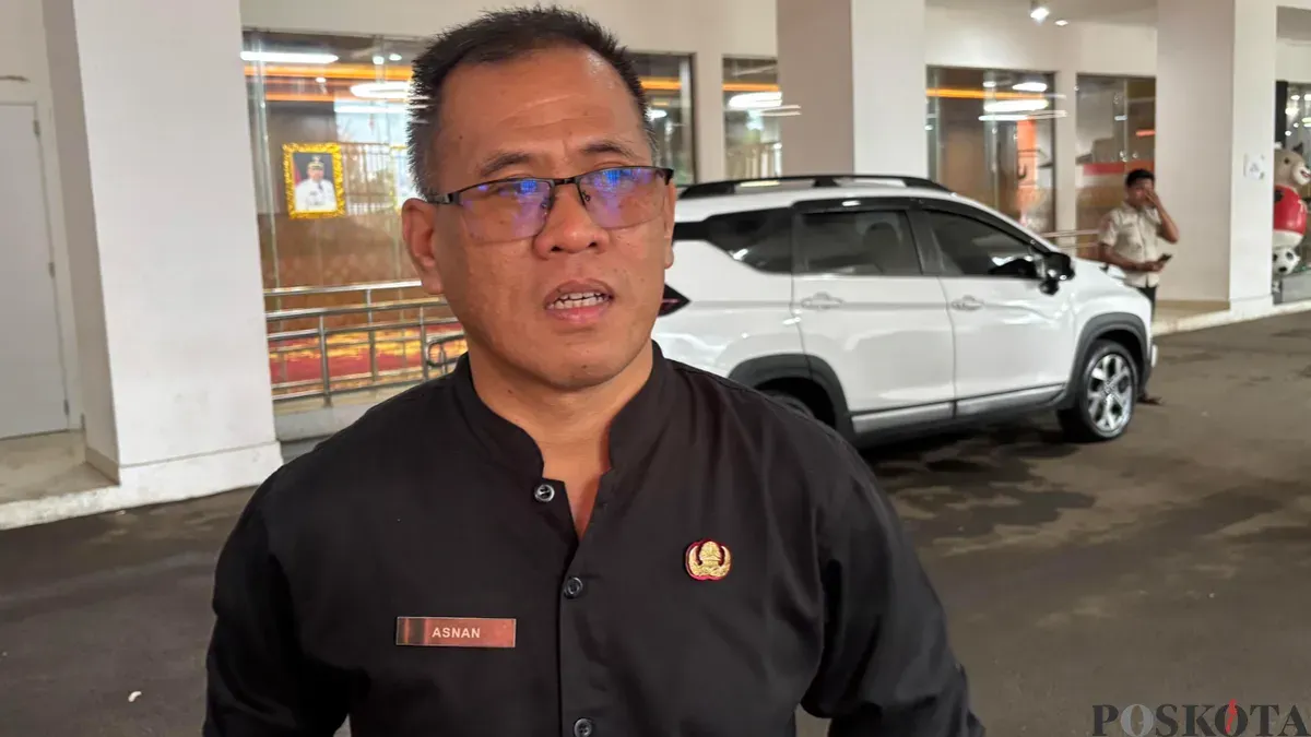 Kadispora Kabupaten Bogor, Asnan memastikan pertandingan Liga 2 di Stadion Pakansari tetap berjalan usai stadion porak-poranda karena angin kencang. (Sumber: Poskota/ Giffar Rivana)