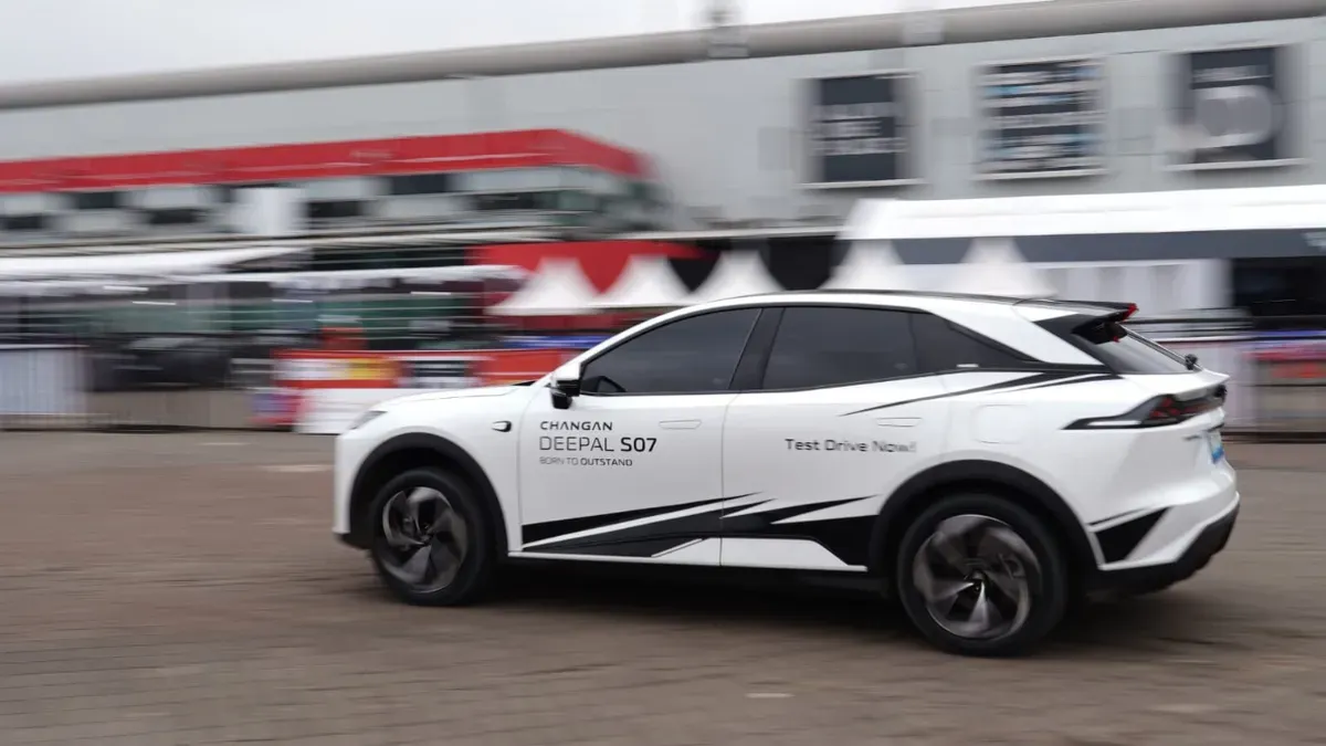Sejumlah pengunjung membagikan pengalaman setelah mencoba langsung Changan Deepal dan Lumin di area test drive IIMS 2026. (Sumber: Changan)