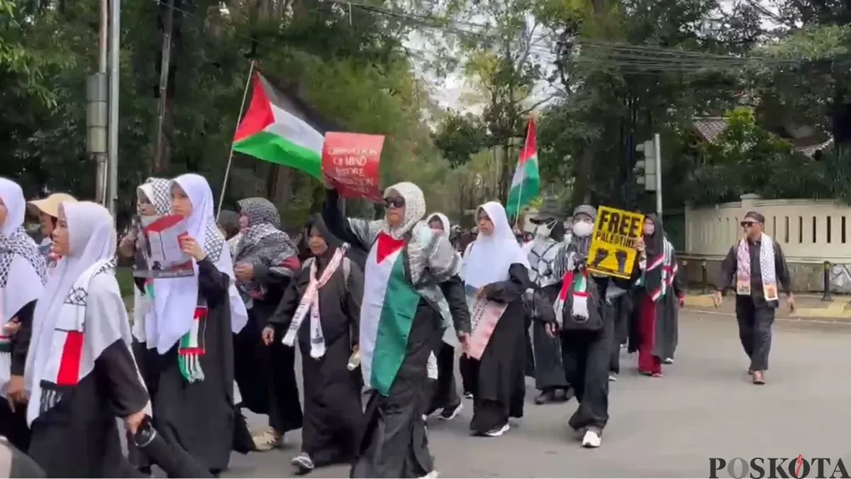 Massa aksi solidaritas Palestina menggelar long marc dari Kedubes Palestina ke Kedubes AS, Gambir, Jakarta Pusat, Jumat, 13 Februari 2026. (Sumber: Poskota/Ali Mansur)