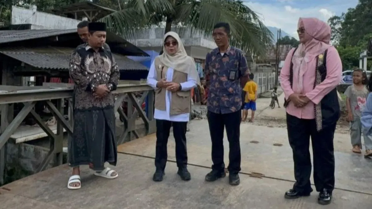 Bupati Pandeglang, Dewi Setiani meninjau pembangunan jembatan di Mandalawangi, Kabupaten Pandeglang. (Sumber: Dok. Setda Pandeglang)